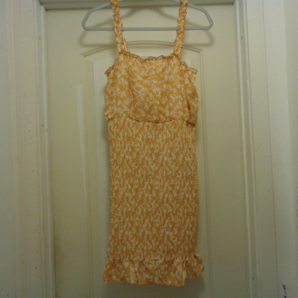 WHITE LOTUS STYLED ISLANDCORE  ALMOST FAMOUS TANGERINE & WHITE SMOCKED S…